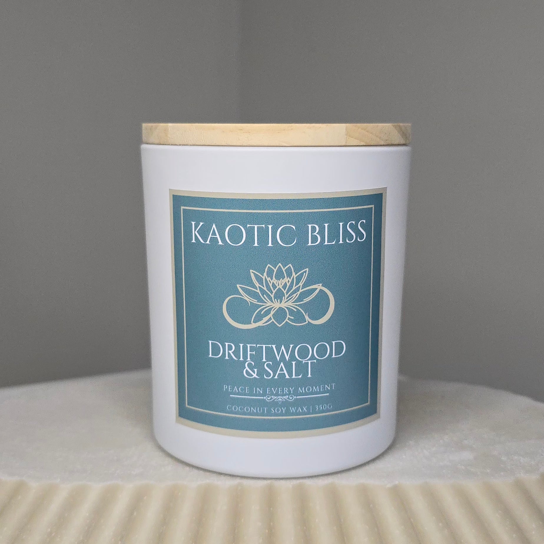 Scented coconut soy candle with lid